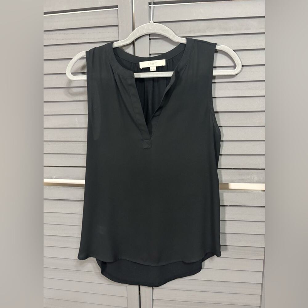 LOFT Black Sleeveless Blouse with V-neck and High Low Shirt Tail Hem Size XS